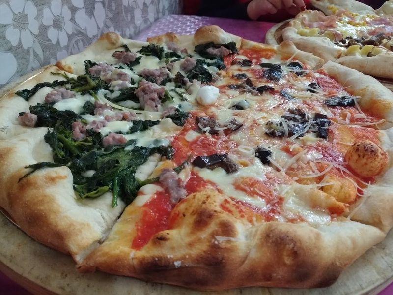 Storia della pizza: dalle origini alla pizza napoletana 2 Pizza Margherita con pomodoro mozzarella e basilico e pizza con verdure