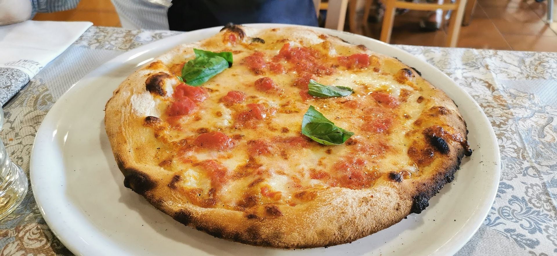 Storia della pizza: pizza napoletana con pomodoro e mozzarella