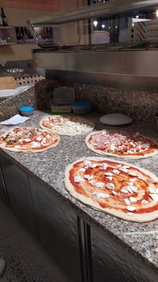 Pizza napoletana con pomodoro e mozzarella
