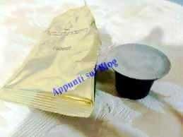Fiocco di carta gialla e bustina di zucchero in plastica, stile blog Appunti Sul Blog, con focus su ricette dolci e ingredienti per dessert.