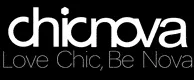 Chicnova: camicia in chiffon blu e una collana antica