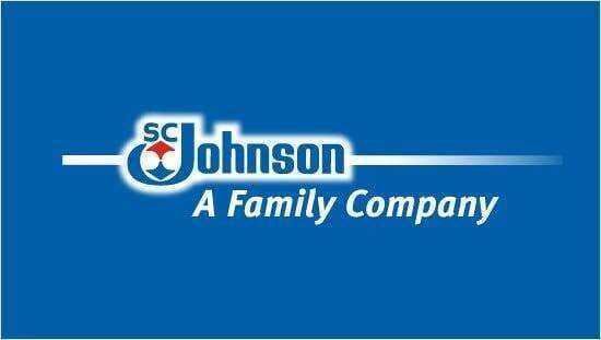 Johnson & Johnson logo aziendale blu con il testo "A Family Company" sullo sfondo, simbolo di affidabilità nel settore salute e benessere.