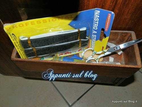 Cassetto della mia macchina da cucire con attrezzi vari e forbici