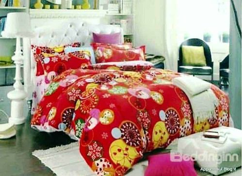 Beddinginn, shop Cina: biancheria da letto e arredo di ottima qualità 3 Fiocco di piuma multicolore sul letto decorato con biancheria da letto natalizia colorata, in una stanza luminosa con pareti verdi e arredamento accogliente.