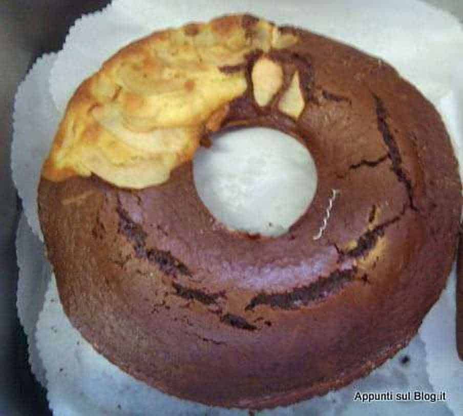Deliziosa torta a ciambella mista cioccolato e frutta, perfetta per dolci fatti in casa e occasioni speciali. Ricetta semplice e gustosa per un dessert irresistibile.