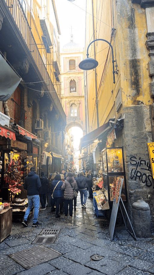 San Gregorio Armeno presepi a Napoli 7 La Fiera dei Presepi .Vicolo affascinante di Napoli con negozi di street food e souvenir, creando un'atmosfera vivace e autentica, ideale per chi cerca un'esperienza culturale e locale.