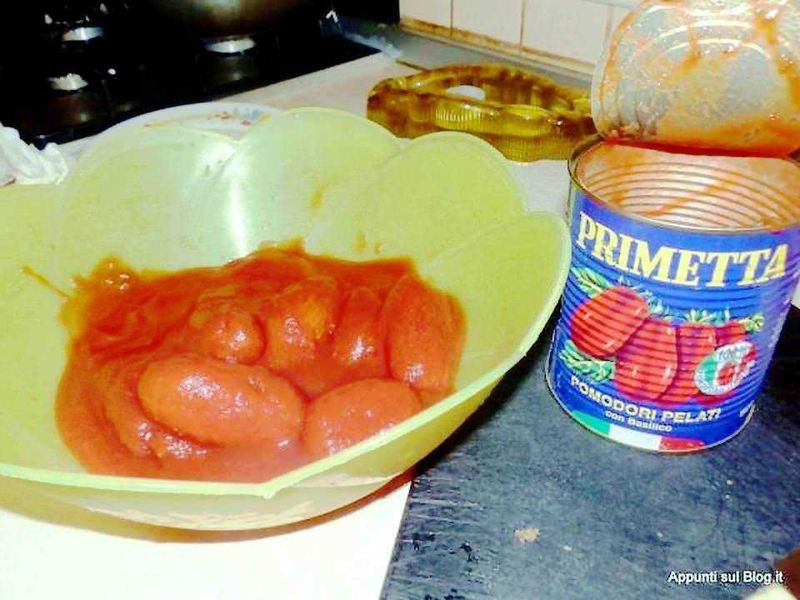 Pasta al forno con salsa di pomodoro e parmigiano, piatto tradizionale italiano, cibo italiano autentico, ricetta fatta in casa, cucina italiana genuina, piatto di pasta con formaggio, cucina casalinga italiana, specialità italiana, pasta ripiena, piatto comfort food italiano.