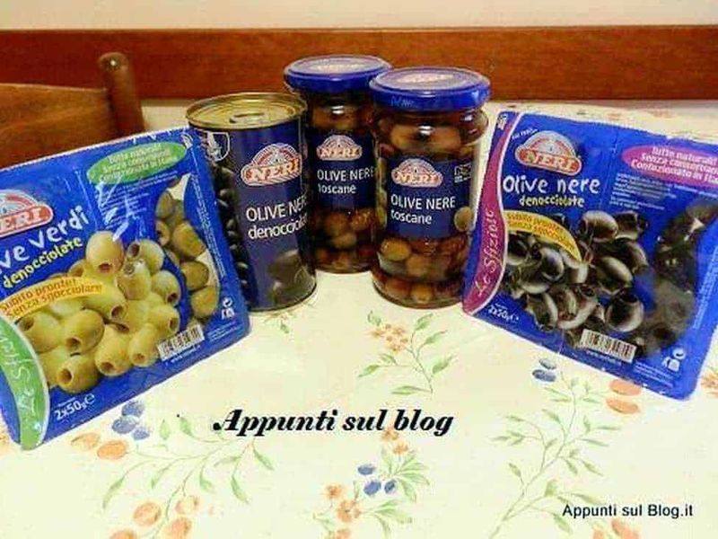 Pomodori secchi e olive nere denocciolate in confezioni e barattoli, alimento sano e gustoso, ideale per antipasti e ricette mediterranee, foto di prodotti alimentari italiani, Appunti Sul Blog.