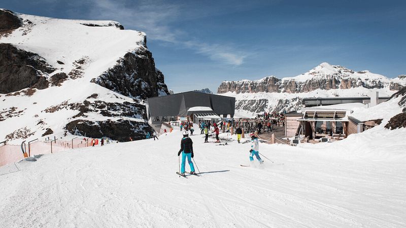 Dolomiti Superski: vacanze invernali tra sci e abbronzatura perfetta 3 Sciare alle Dolomiti con paesaggi innevati, piste da sci e strutture moderne, perfetto per gli appassionati di sport invernali e vacanze sulla neve in Italia.