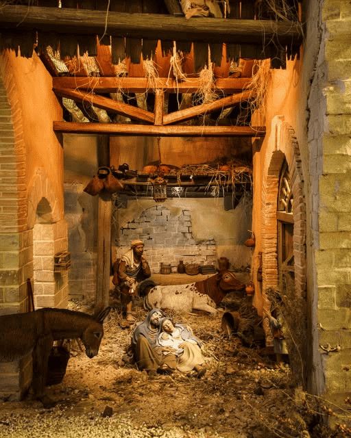 Dettaglio di un presepe artigianale con figurine religiose, ambientazione rurale e dettagli realistici, perfetto per decorare il periodo natalizio con un tocco autentico.