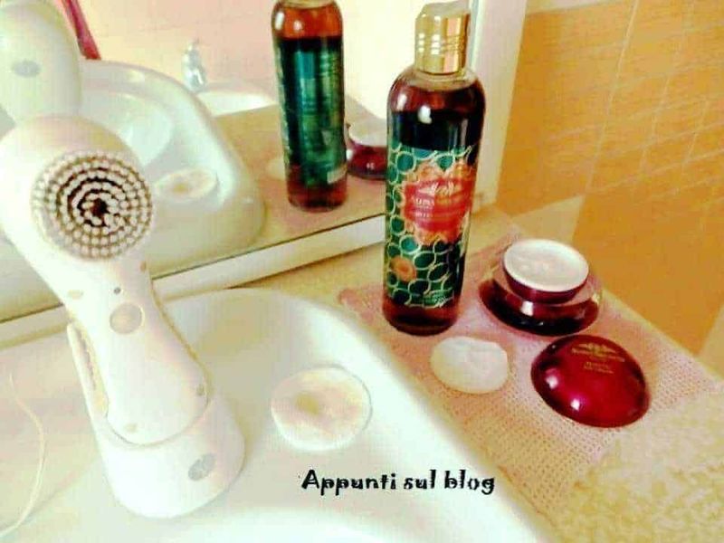 Spazzola massaggiatore per il viso e prodotti per la cura della pelle su una bathroom vanity. Ideale per routine di bellezza, skincare e trattamenti viso.