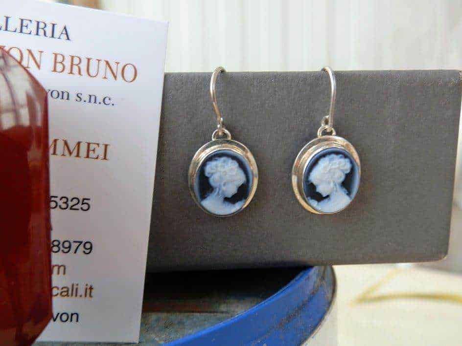 Orecchini cammeo con silhouette di donna in rilievo, in argento, eleganti accessori di gioielleria moda.
