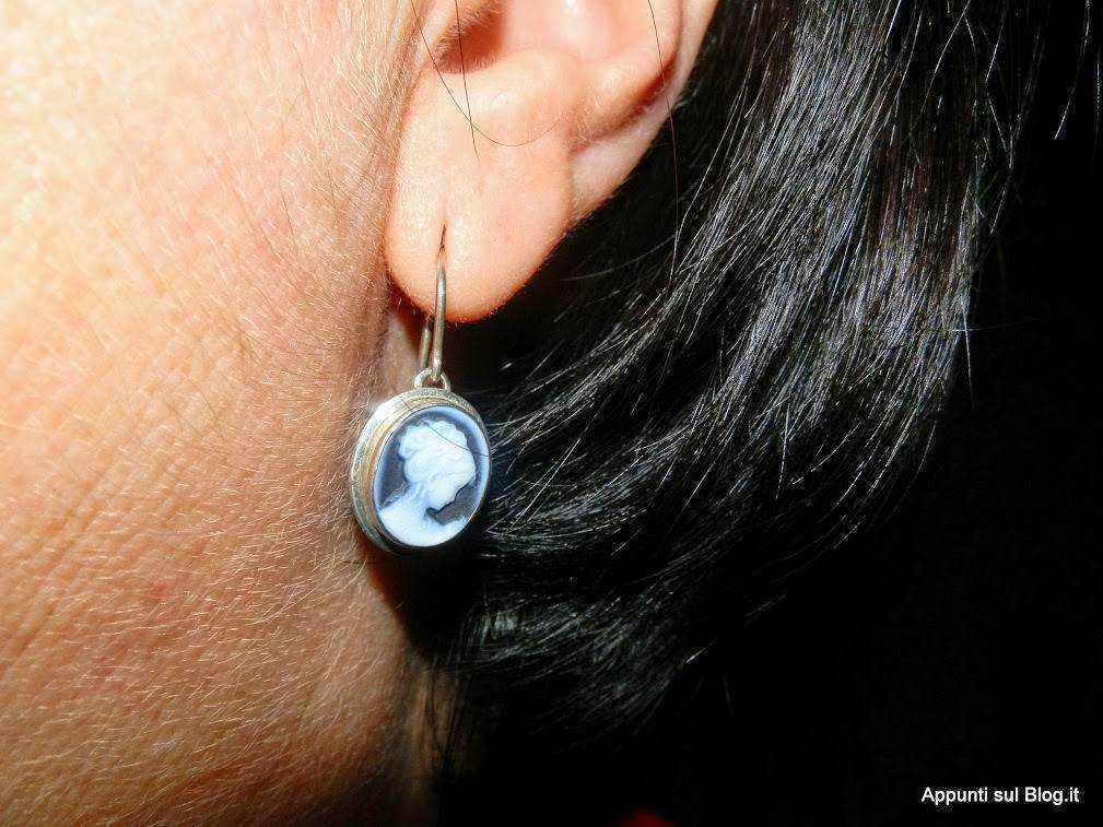 Silver cameo orecchino con profilo di profilo donna, accessori moda eleganti e vintage. Perfetto per uno stile sofisticato e di classe, ideale per occasioni speciali o look quotidiani raffinati.