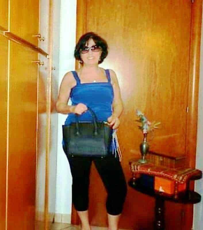 Scarpe eleganti da donna con borsa nera, donna con abiti estivi in un ambiente domestico caldo e accogliente, decorazioni in stile classico, immagine di moda e lifestyle femminile, appunti sul blog.