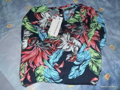 Stoffa di alta qualità con stampa floreale colorata, ideale per borse e accessori moda, perfetta per appassionati di tessuti e design fashion.
