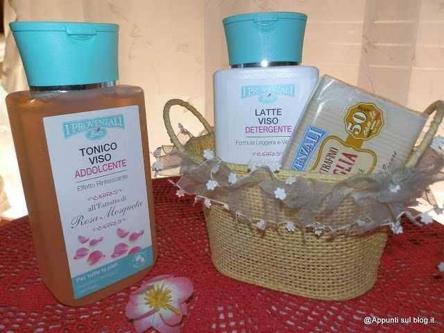 Prodotti bio per la cura dei capelli e del cuoio capelluto, tra cui shampoo e additivi naturali, su un tavolo con brochure e utensili, promuovendo la bellezza naturale e la cura biologica.