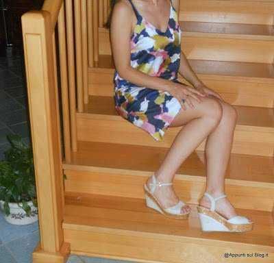 Stoffa di alta qualità con stampa floreale colorata, ideale per borse e accessori moda, perfetta per appassionati di tessuti e design fashion.