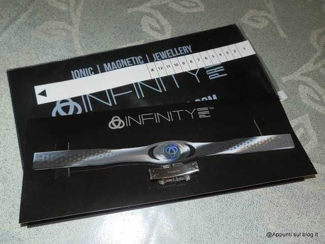 Braccialetto magnetico e gioielli in argento Infinity su catalogo, stile moderno ed elegante, perfetti come regalo o accessorio di moda.