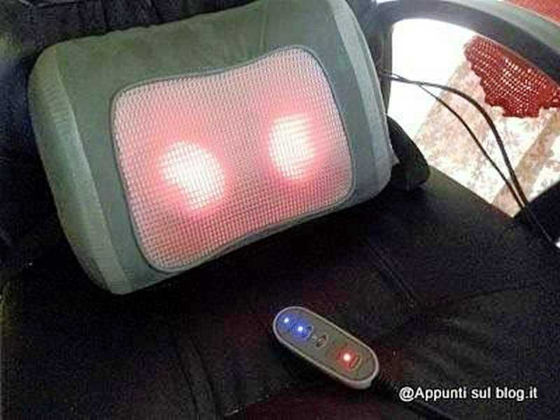 Massaggiatore cervicale con luci rosse e telecomando, dispositivo per il relax e il benessere della zona cervicale.