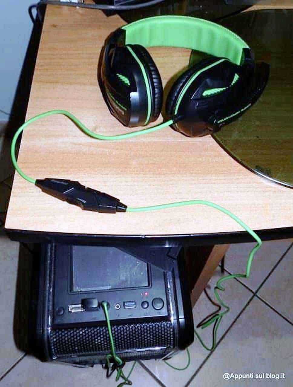 EasyAcc cuffie gaming verdi e nere collegate al computer per giocare e comunicare online.