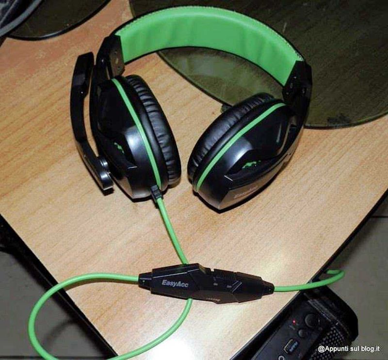 EasyAcc cuffie gaming verdi e nere con microfono, utilizzate per videogiochi e comunicazioni al computer.