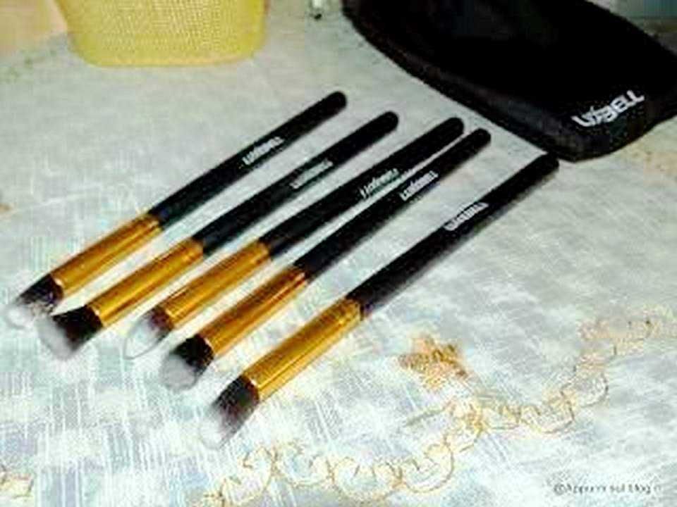 Penne nere e oro con penna nera e matite dorate, strumenti per scrivere e disegnare in stile elegante.