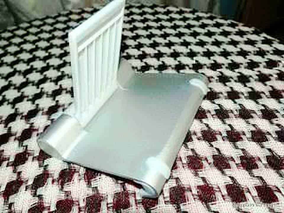 Porta rotoli per carta da cucina in plastica bianca con supporto e portaghiaccio, ideale per cucina e ristoranti, facile da pulire e resistente.