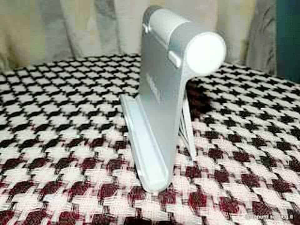 Stampante 3D portatile su tovaglia a quadretti, tecnologia innovativa per stampa fai-da-te.