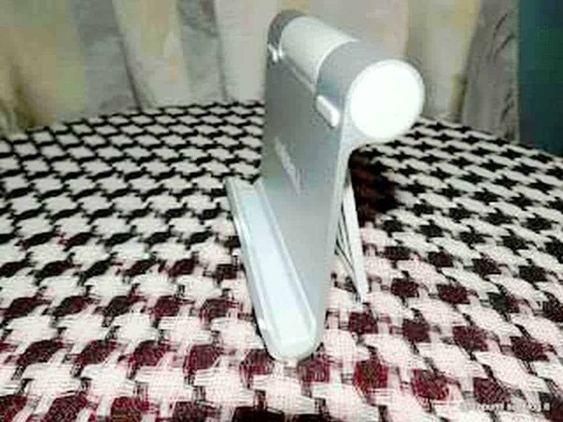 Gadget pc indispensabili su amazon 8 Stampante 3D portatile su tovaglia a quadretti, tecnologia innovativa per stampa fai-da-te.