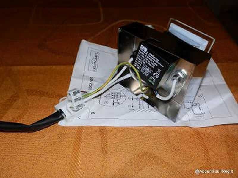 Livello di tensione elettrica, trasformatori e cablaggio per impianti elettrici domestici e industriali. Componenti assieme a schemi di installazione e progettazione elettrica. Sicurezza e manutenzione elettrica.