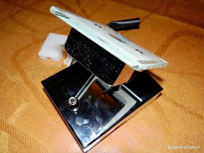 Rilevatore di metalli ¨falso¨ con display digitale e base stabile per uso di sicurezza e rilevamento oggetti metallici.