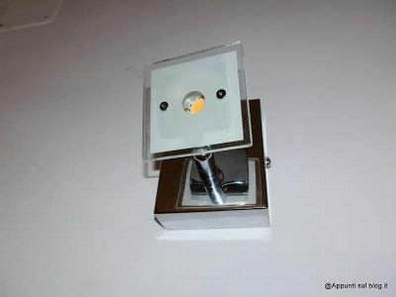 Plug a livello di superficie con smart sensor e tecnologia di illuminazione energeticamente efficiente, ideale per ambienti moderni e innovativi.