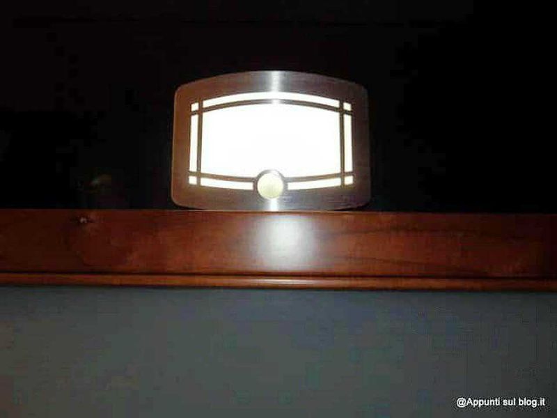 OxyLED lampade LED tecnologiche per visione perfetta 4 LAMPADA DA TOELETTATURA MODERNA SU MURO INOSERVATO, ILLUMINAZIONE SOFT PER SPAZI INTERNI, DESIGN ELEGANTE IN METALLO E VETRO, IDEALE PER BAGNO O CORRIDOIO.