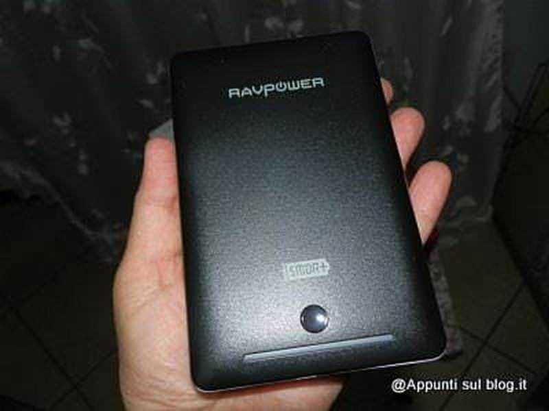 Aumentatore di potenza portatile RAVPower in mano, dispositivo compatto e leggero ideale per ricaricare dispositivi mobili ovunque.