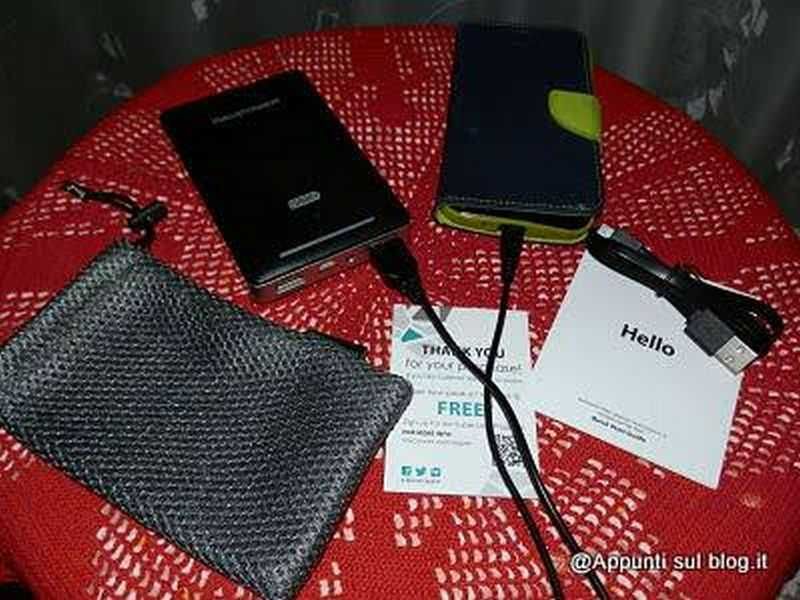 Caricabatterie portatile USB con cavi, rete power bank compatibile per smartphone e dispositivi mobili.