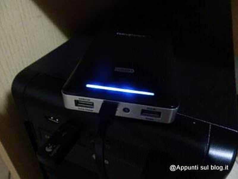 USB port e illuminazione LED su computer portatile, collegamento e miglioramento della connettività.