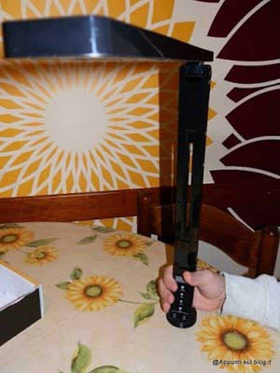 Lampada a raggi, design unica, lampada decorativa moderna, elemento di arredo originale, tecnologia di illuminazione innovativa.