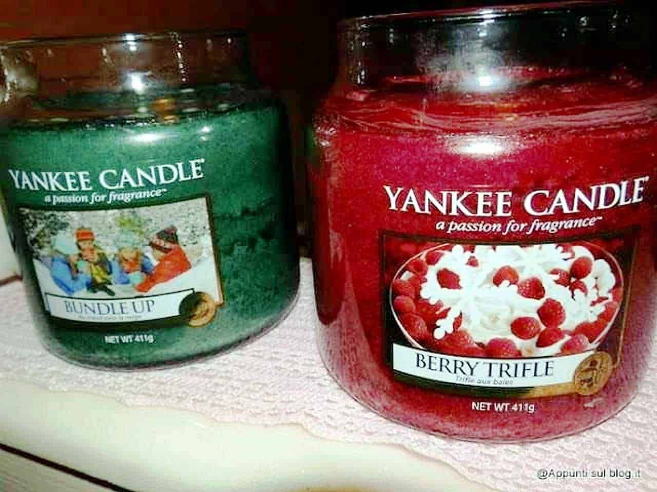 Candela Yankee Candle con profumi di fragranza alla frutta: Berry Trifle e Blind Date, ideale per creare atmosfera accogliente e profumata in casa o in occasione di eventi speciali.