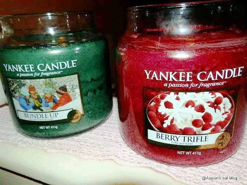 Candele Yankee, relax con profumo, luce e colore 3 Candela Yankee Candle con profumi di fragranza alla frutta: Berry Trifle e Blind Date, ideale per creare atmosfera accogliente e profumata in casa o in occasione di eventi speciali.