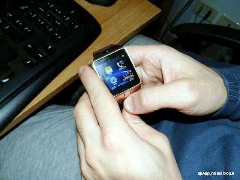 Gearmax smartwatch durante l'utilizzo con display touchscreen e funzioni digitali