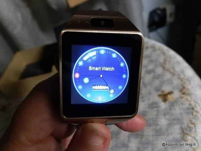 Gearmax smartwatch dorato con quadrante touchscreen e cinturino in silicone