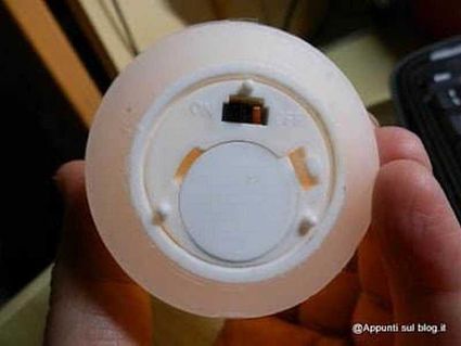 Ohuhu su Amazon: prodotti innovativi ed HiTech 12 Batteria ricaricabile scatola di plastica bianca per elettronica, vista dall'alto.