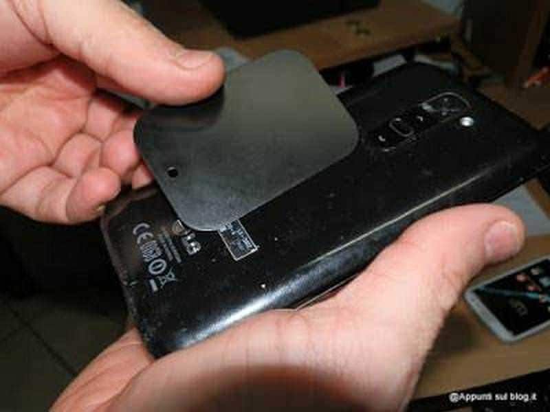 Sostituzione batteria smartphone, riparazione telefonica, assistenza smartphone, banco di lavoro tecnico, iconico smartphone Android con batteria sostituita.