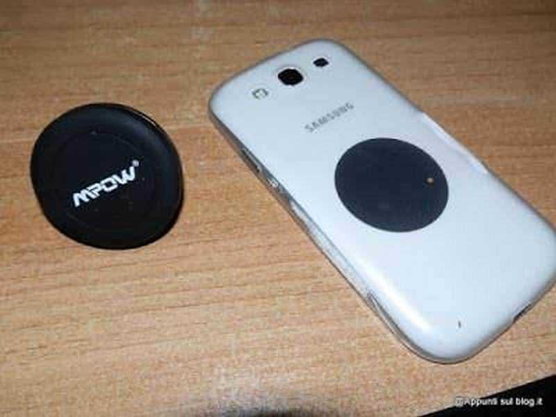 Antenna wireless compatibile con smartphone Samsung, applicata su telefono con caricatore wireless sul tavolo, tecnologia di ricarica rapida e senza fili.