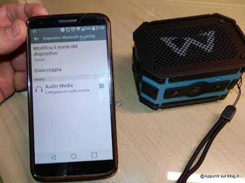 Bluetooth speaker portable con collegamento allo smartphone per ascoltare musica ovunque.