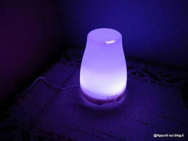 Luci LED con illuminazione soffusa di colore viola, diffusore di luce per ambienti relax e tecnologia moderna, ideale per decorazioni luminoso e design innovativo.
