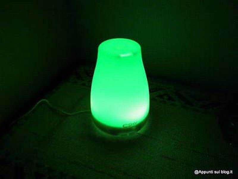 Lampada a LED colorata verde per ambiente dinamico e rilassante, perfetta come decorazione moderna e luce notturna, ideale per ambienti living, studi o camere da letto.