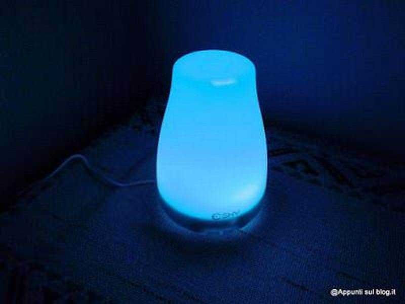 LAMPADA LED Bluetooth colorata, illuminazione notturna intelligente e decorativa. Perfetta per creare atmosfera in casa, controllabile tramite APP per smartphone. Soluzione moderna per l'illuminazione.