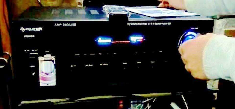 Ingresso audio e uscite altoparlanti del sistema audio con connettori RCA e controllo per subwoofer e satelliti. Completo di ingressi DVD e tape, e impostazioni di uscita audio.