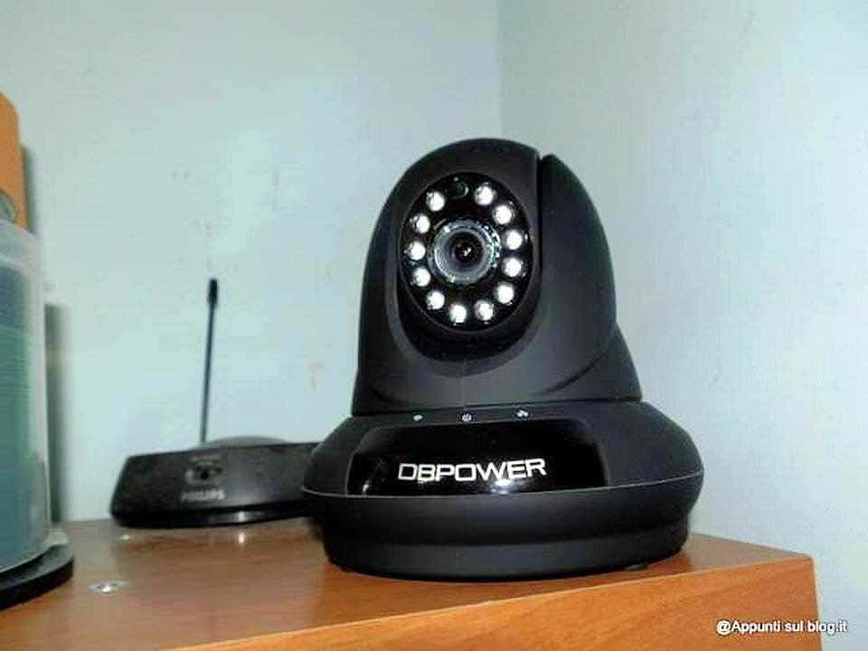 DBPOWER telecamera di sicurezza con visione notturna e funzionalità di sorveglianza domestica, ideale per monitorare la casa e la famiglia con tecnologia avanzata in un design compatto e moderno.